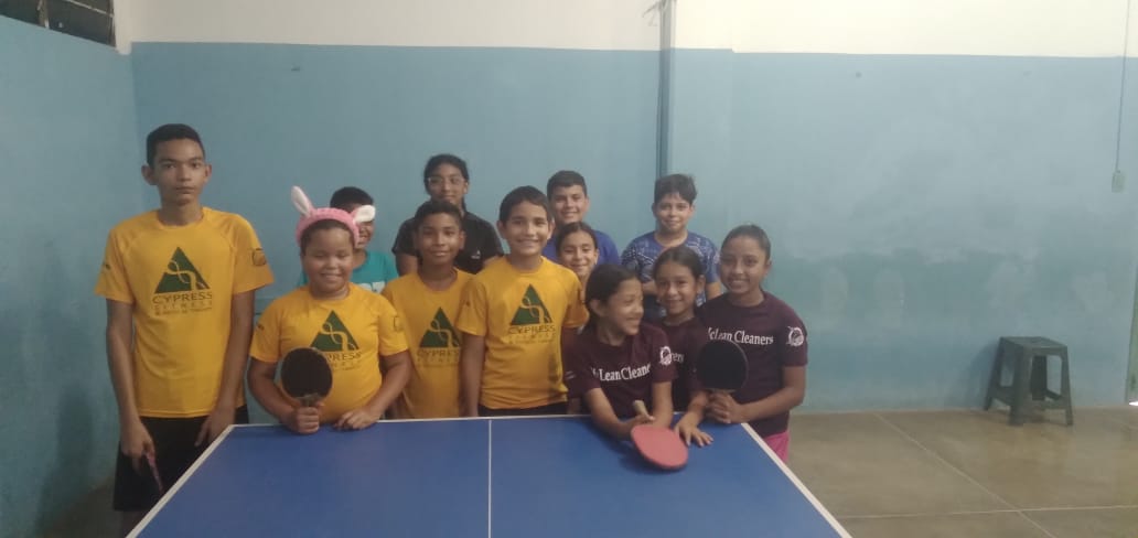 Table tennis students in Maracay receiving uniforms and food donations from Hitting Science